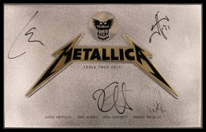 A grey and white frame with Metallica logo